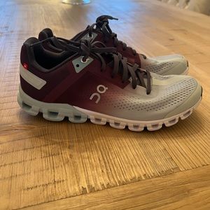 New without box On Cloudflow Women’s Size 8.5 Running Shoe Mulberry Mineral